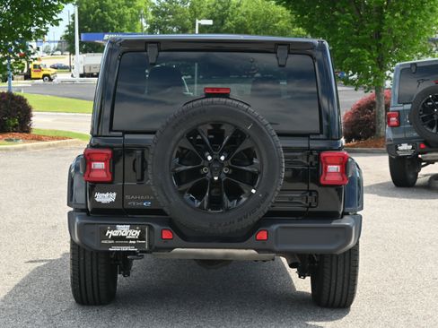 Used 2025 Jeep Wrangler Unlimited Sahara w/ Safety Group AWD/4WD image 9