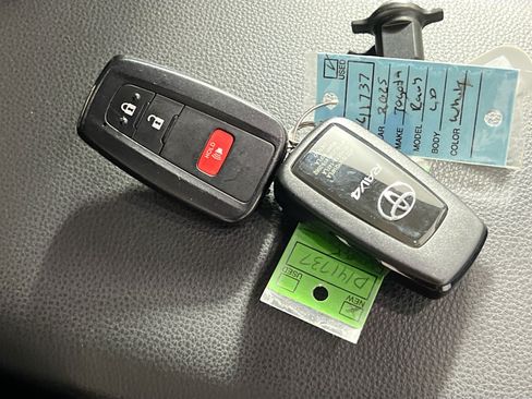 Used 2025 Toyota RAV4 XLE FWD image 36
