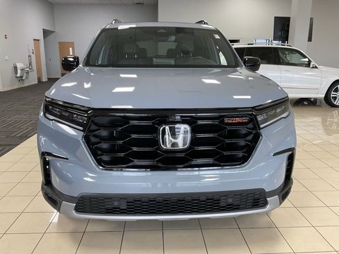 Used 2025 Honda Pilot TrailSport image 2