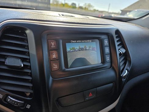 Used 2018 Jeep Cherokee Latitude w/ Cold Weather Group AWD/4WD image 16