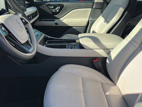 Used 2025 Lincoln Aviator 2WD image 13