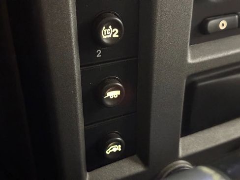 Used 2004 HUMMER H2 w/ Preferred Equipment Group AWD/4WD image 38