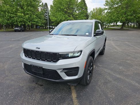 Used 2024 Jeep Grand Cherokee Altitude AWD/4WD image 2