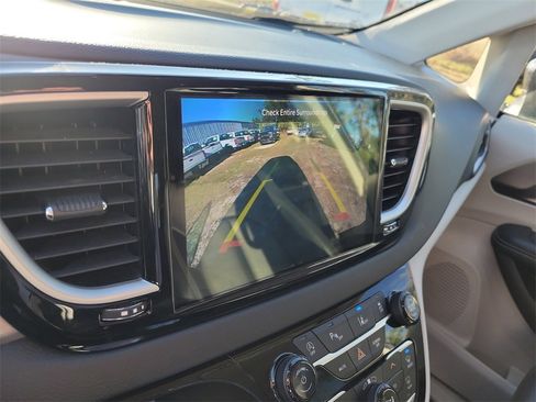 Used 2023 Chrysler Pacifica Touring-L image 22