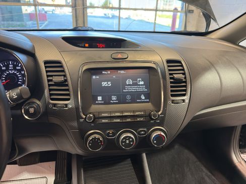Used 2018 Kia Forte S w/ S Technology Package FWD image 18