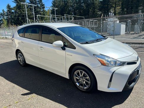 Used 2016 Toyota Prius V Four FWD image 3