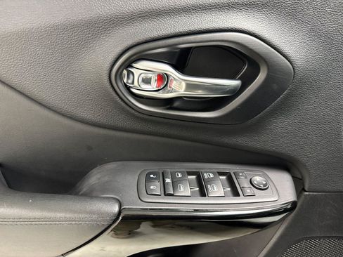 Used 2021 Jeep Cherokee Latitude Plus AWD/4WD image 10