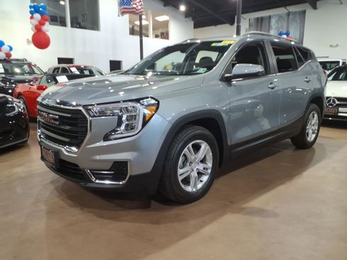 Used 2023 GMC Terrain SLE w/ Driver Convenience Package AWD/4WD image 3