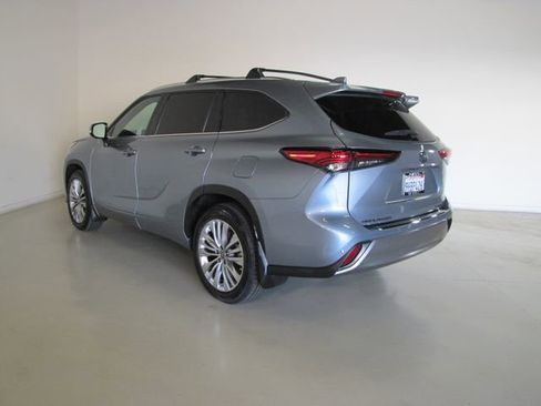 Used 2023 Toyota Highlander Platinum FWD image 24