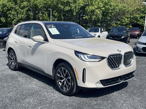 Certified 2025 BMW X3 xDrive30 w/ Premium Package AWD/4WD image 3