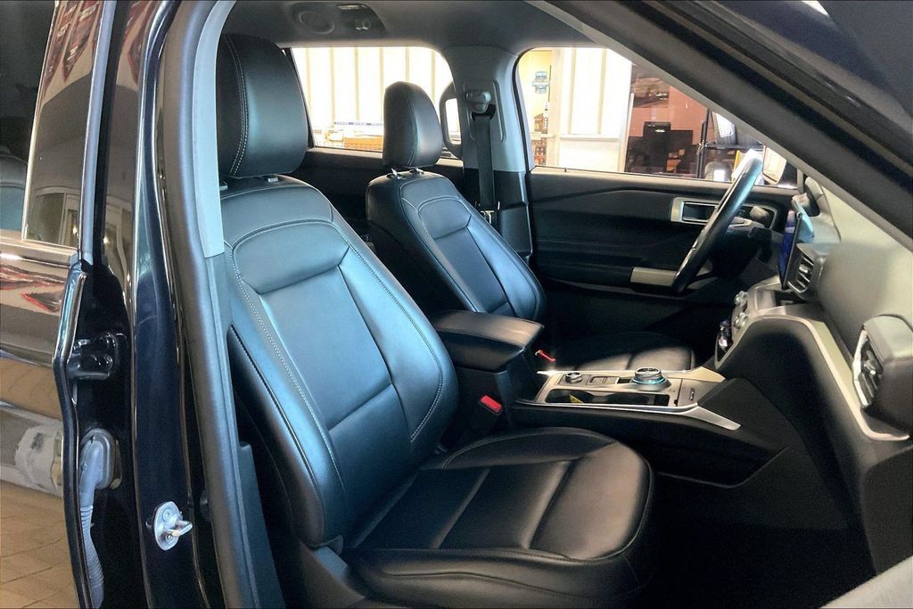Used 2024 Ford Explorer XLT AWD/4WD image 23