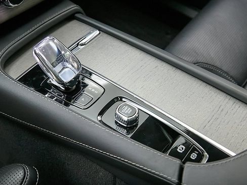 Used 2024 Volvo XC90 B6 Ultimate w/ Protection Package Premier image 18