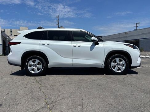 Used 2022 Toyota Highlander LE FWD image 3