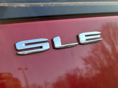 Used 2024 GMC Terrain SLE w/ Driver Convenience Package image 5