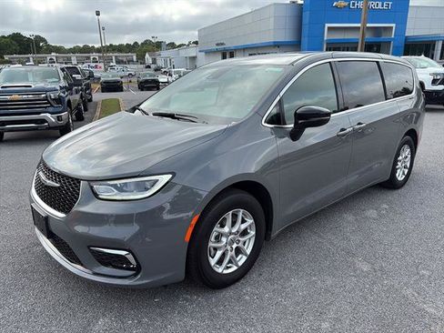 Used 2025 Chrysler Pacifica Select FWD image 2