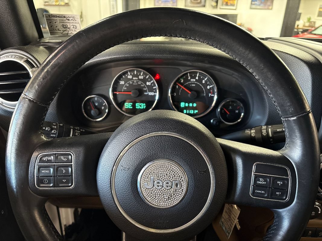 Used 2015 Jeep Wrangler Unlimited Sahara w/ Connectivity Group AWD/4WD image 39