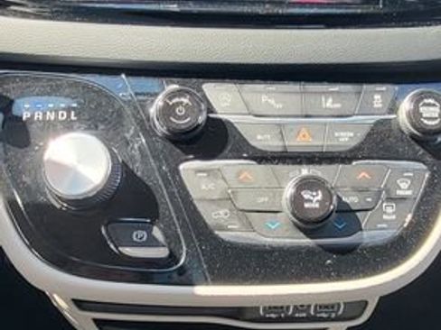 Used 2023 Chrysler Pacifica Touring-L FWD image 5