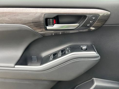 New 2026 Toyota Highlander Platinum image 17
