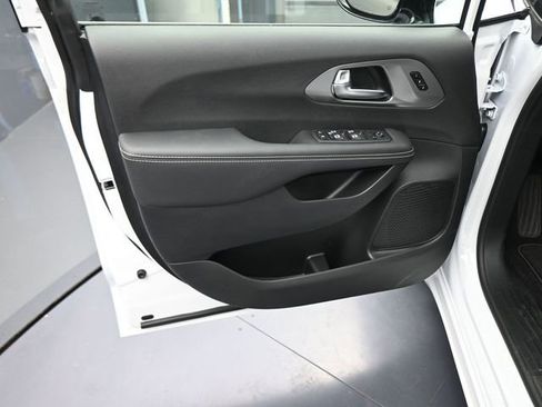 New 2026 Chrysler Pacifica Select image 39