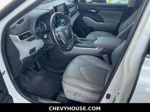 Used 2022 Toyota Highlander XLE FWD image 43