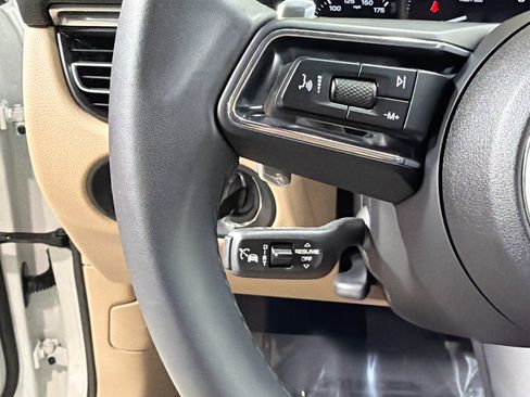 Certified 2025 Porsche Macan image 37