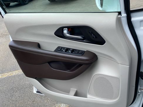 Used 2020 Chrysler Pacifica Touring-L w/ Advanced Safetytec Group FWD image 22