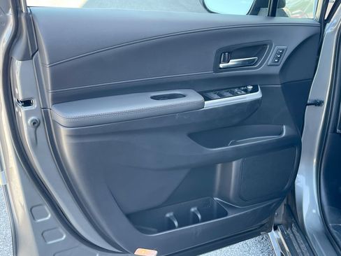 Used 2026 Toyota Sienna Limited FWD image 8