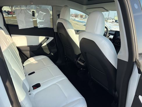 Used 2022 Tesla Model Y Long Range image 22