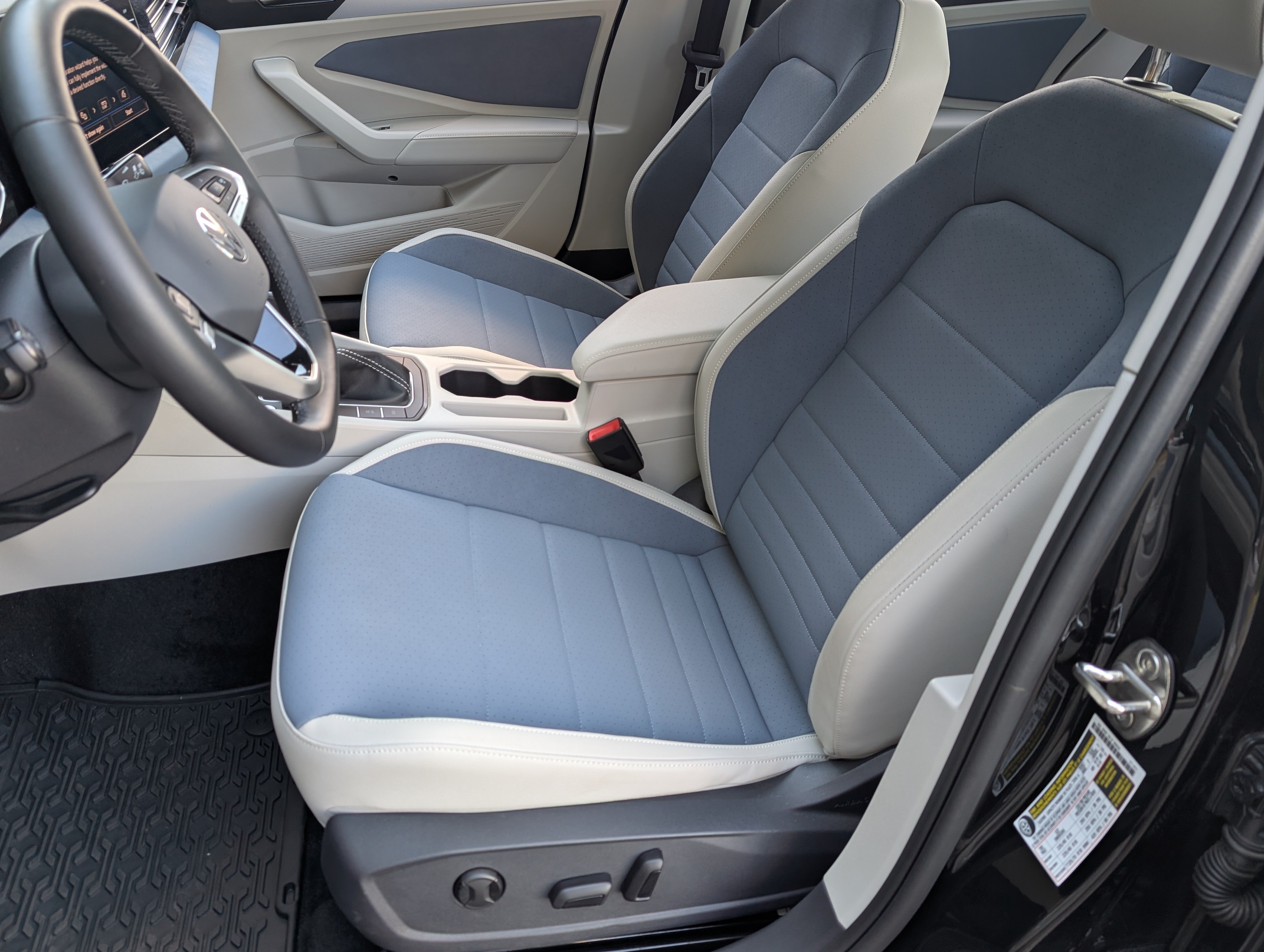 Used 2025 Volkswagen Jetta SE w/ Sunroof Package FWD image 17