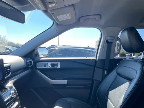 Used 2022 Ford Explorer Limited image 9
