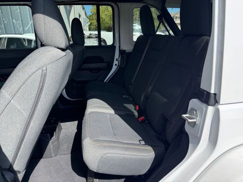Used 2025 Jeep Wrangler Sahara image 24