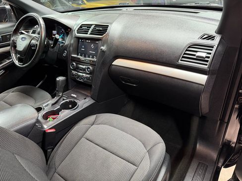 Used 2017 Ford Explorer XLT w/ Equipment Group 201A FWD image 11