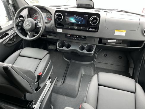 Used 2025 Mercedes-Benz Sprinter 2500 image 33