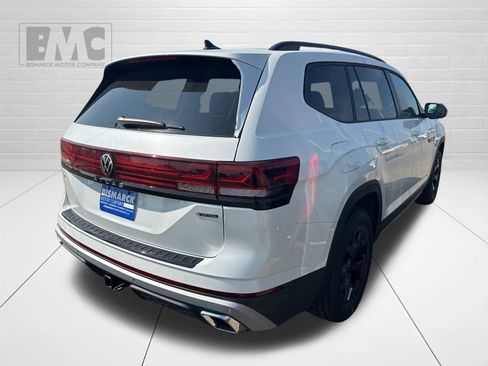 New 2026 Volkswagen Atlas Peak Edition image 3