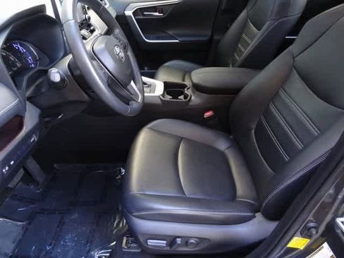 Used 2020 Toyota RAV4 Limited image 6