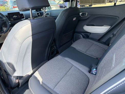 Used 2024 Hyundai Venue Limited FWD image 13