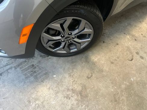 Used 2024 Kia Seltos LX AWD/4WD image 2
