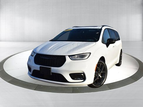 Used 2025 Chrysler Pacifica Limited image 1