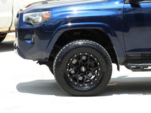 Used 2020 Toyota 4Runner SR5 AWD/4WD image 31