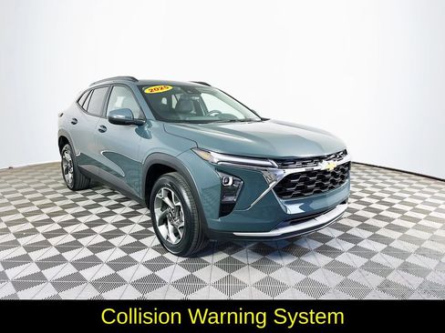 Used 2025 Chevrolet Trax LT FWD image 3