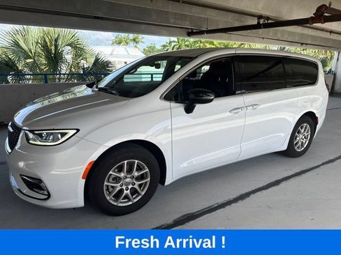 Used 2025 Chrysler Pacifica Select FWD image 1