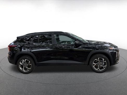 Used 2025 Chevrolet Trax LT w/ LT Convenience Package FWD image 8