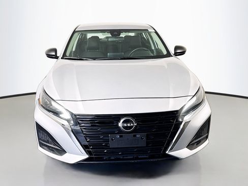 Used 2024 Nissan Altima 2.5 SV image 2