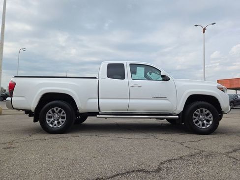 Used 2018 Toyota Tacoma SR5 AWD/4WD image 24