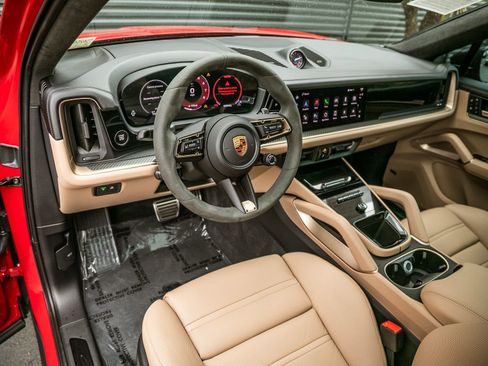 Certified 2025 Porsche Cayenne GTS AWD/4WD image 4