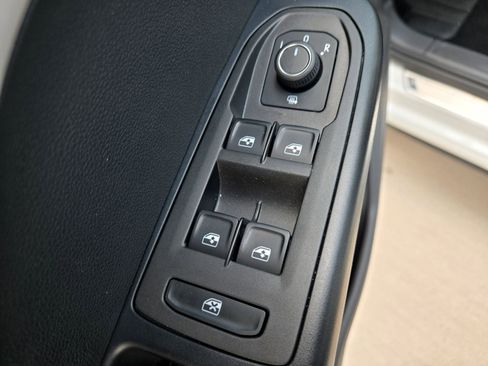 New 2025 Volkswagen Taos SE image 19
