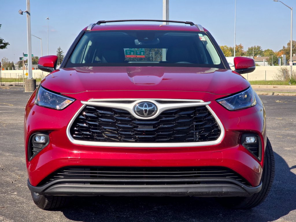 Used 2024 Toyota Highlander XLE AWD/4WD image 11