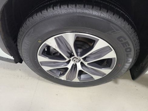Used 2023 Toyota Highlander XLE AWD/4WD image 44