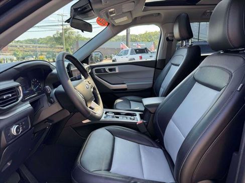Used 2022 Ford Explorer XLT w/ Equipment Group 202A AWD/4WD image 17