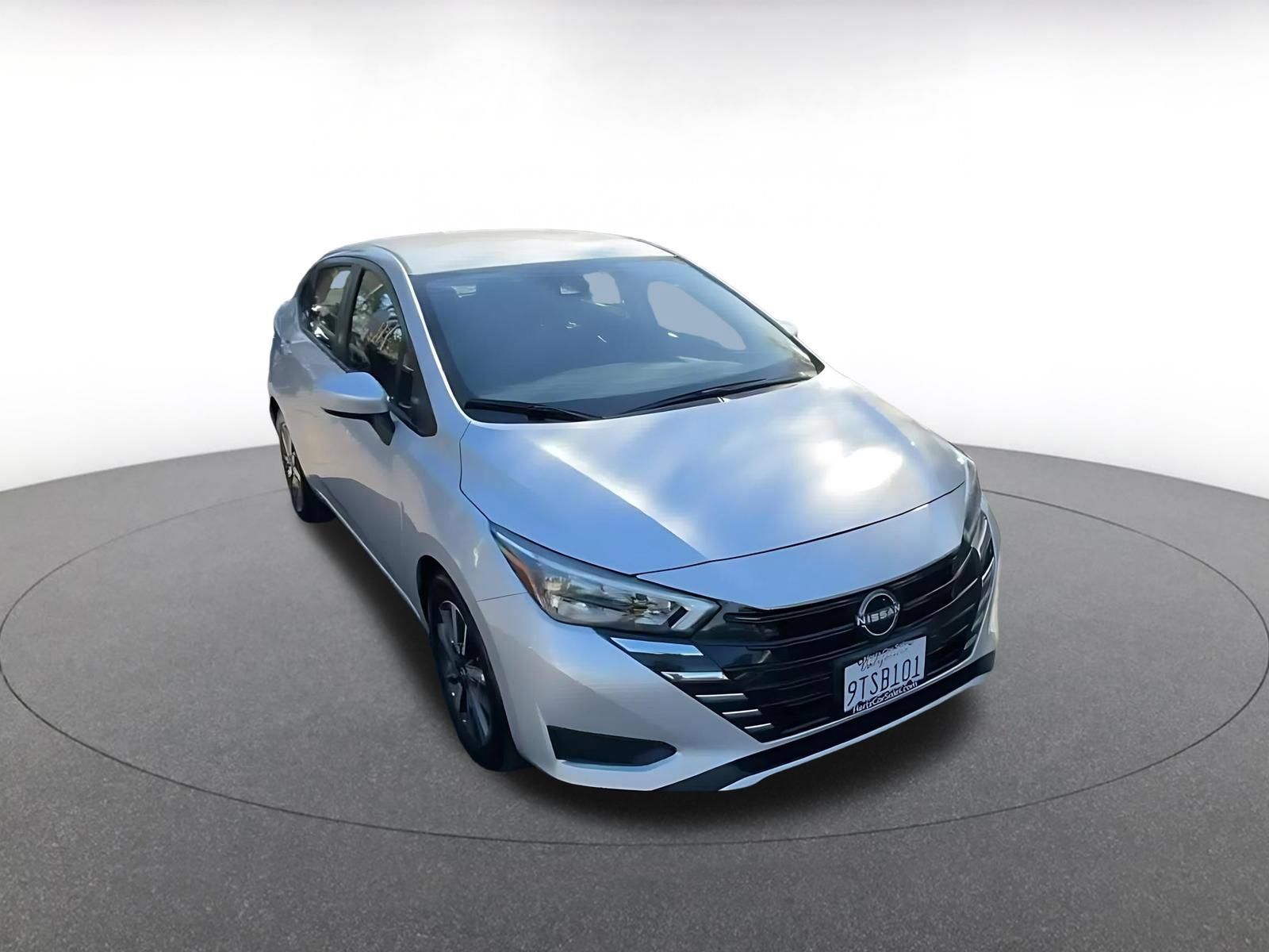 Used 2025 Nissan Versa SV FWD image 3